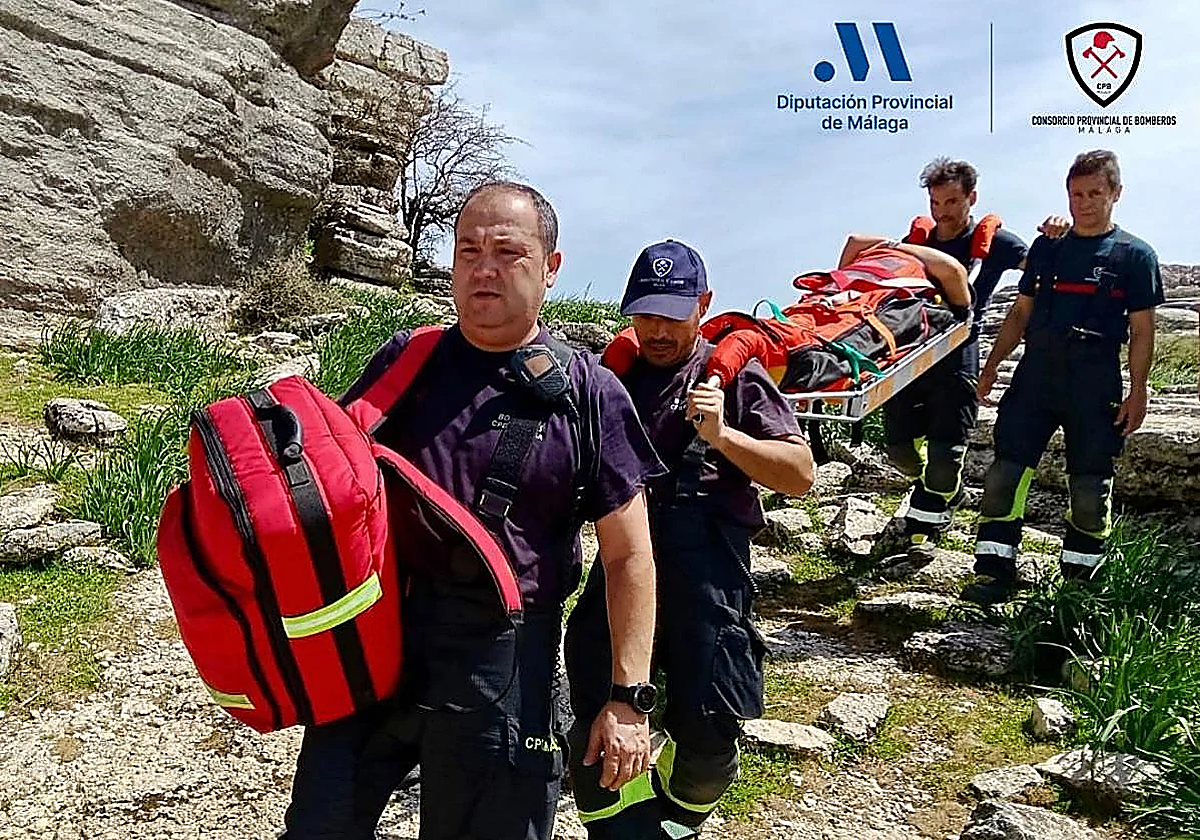 Malaga firefighters rescue injured hike in Torcal de Antequera