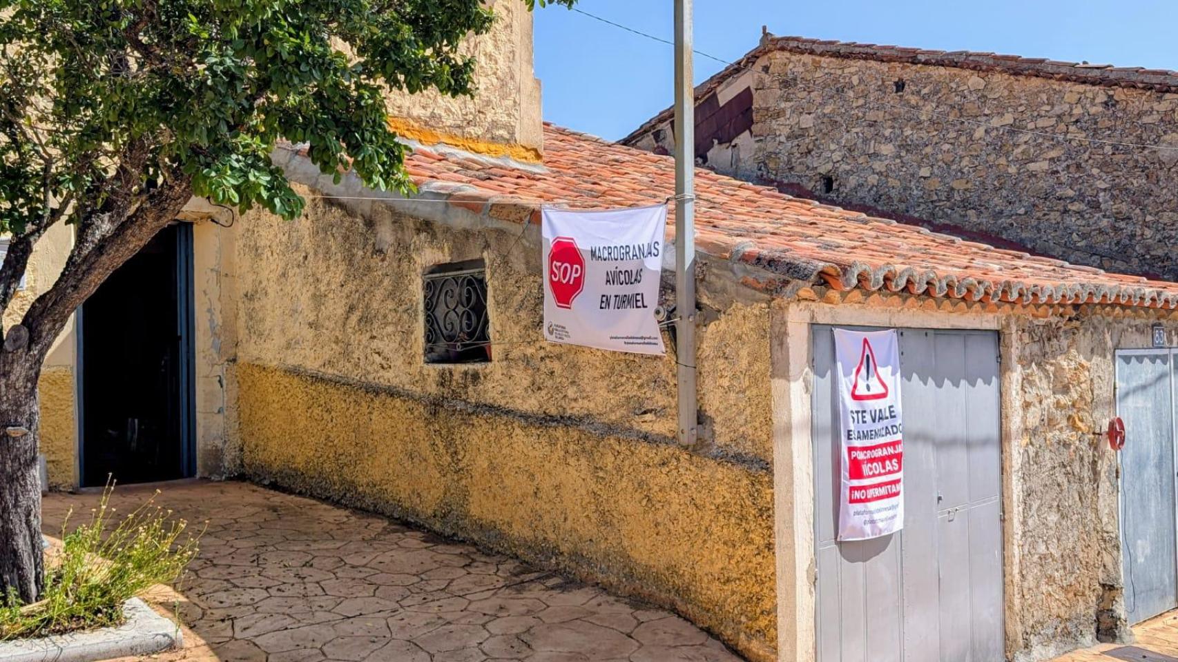 Crece la lucha vecinal contra las macrogranjas que traerán 600.000 gallinas "a una zona muy valiosa" de Guadalajara