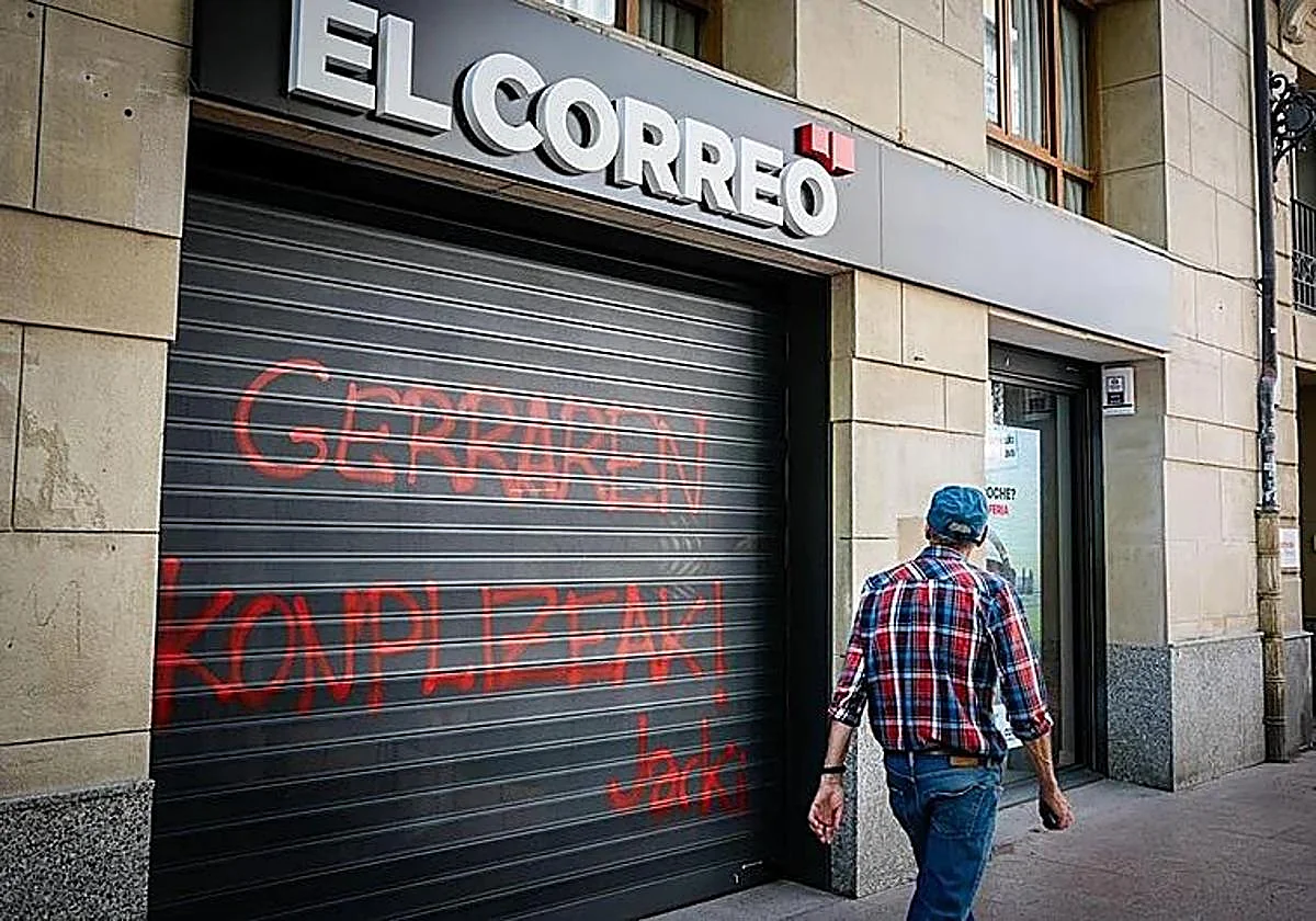 Realizan pintadas contra la sede de El Correo en Vitoria y la rotativa