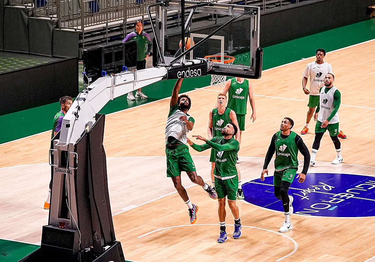 El Unicaja se entrena sin Barreiro, Djedovic y Kalinoski