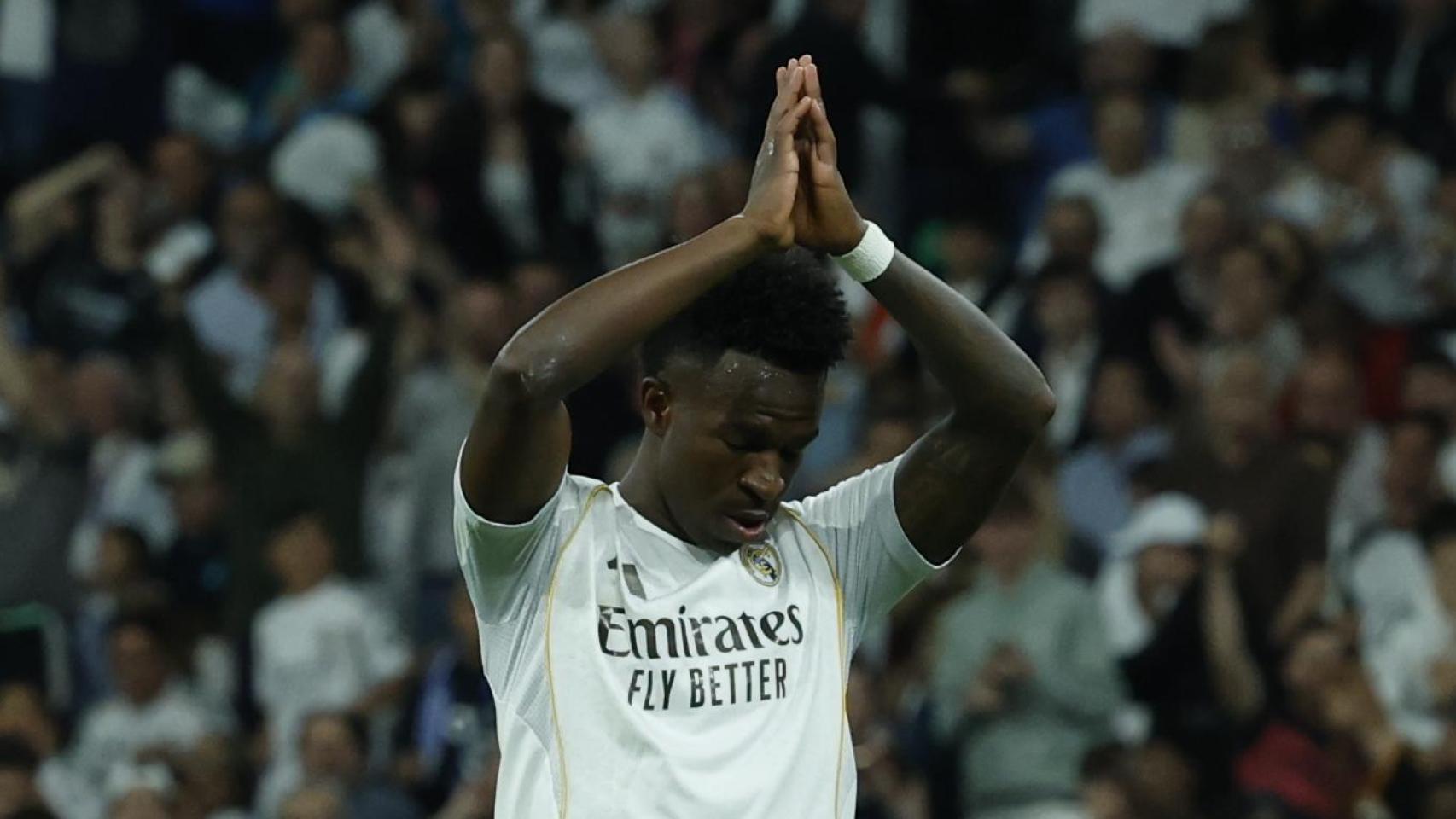 Vinicius y Mbappé capean el temporal en el Bernabéu y lideran la victoria del Real Madrid contra el Alavés