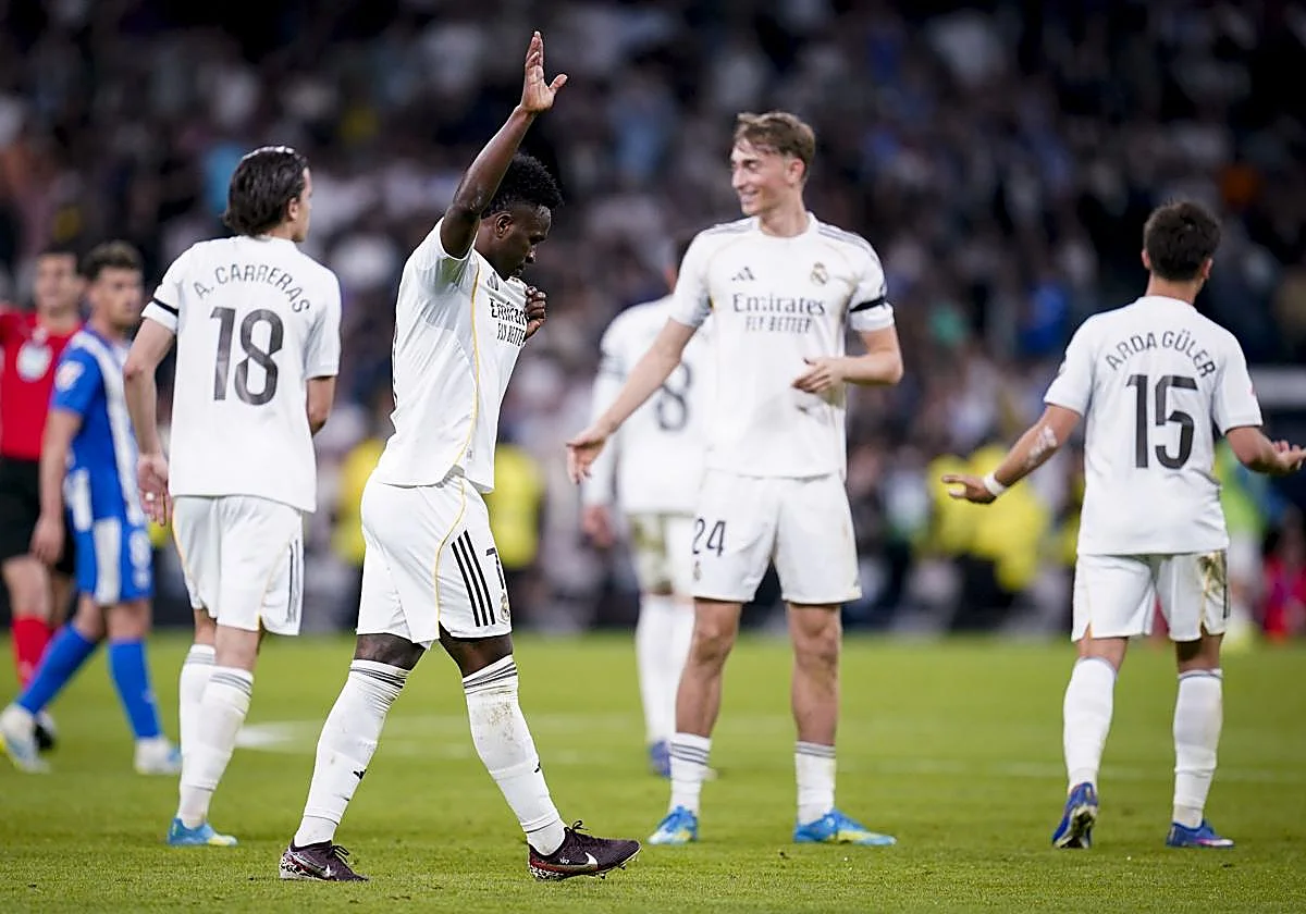 El Real Madrid gana al Alavés sin convencer y entre pitos