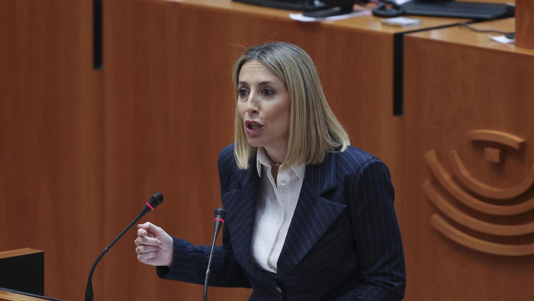 Guardiola, investida presidenta, defiende su acuerdo con Vox y lo contrapone al de Sánchez y Bildu: "Él pacta con terroristas"