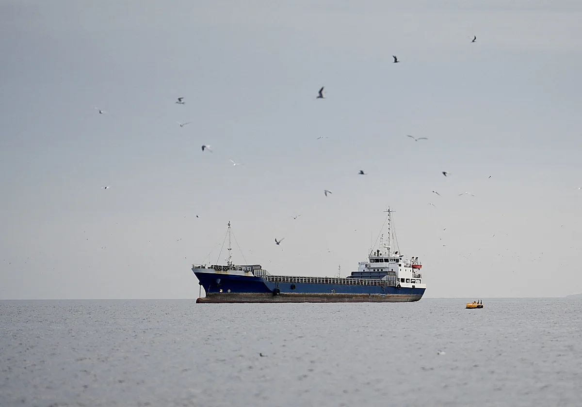 Trump anuncia más negociaciones después de que Irán ataque varios barcos en Ormuz