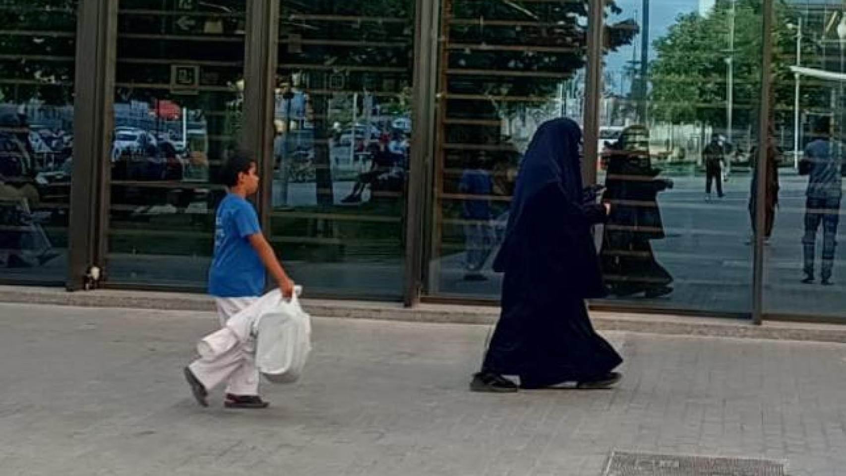 Lérida, la ciudad socialista y la pionera en prohibir el burka: sancionará su uso con 750 €, igual que orinar en la calle