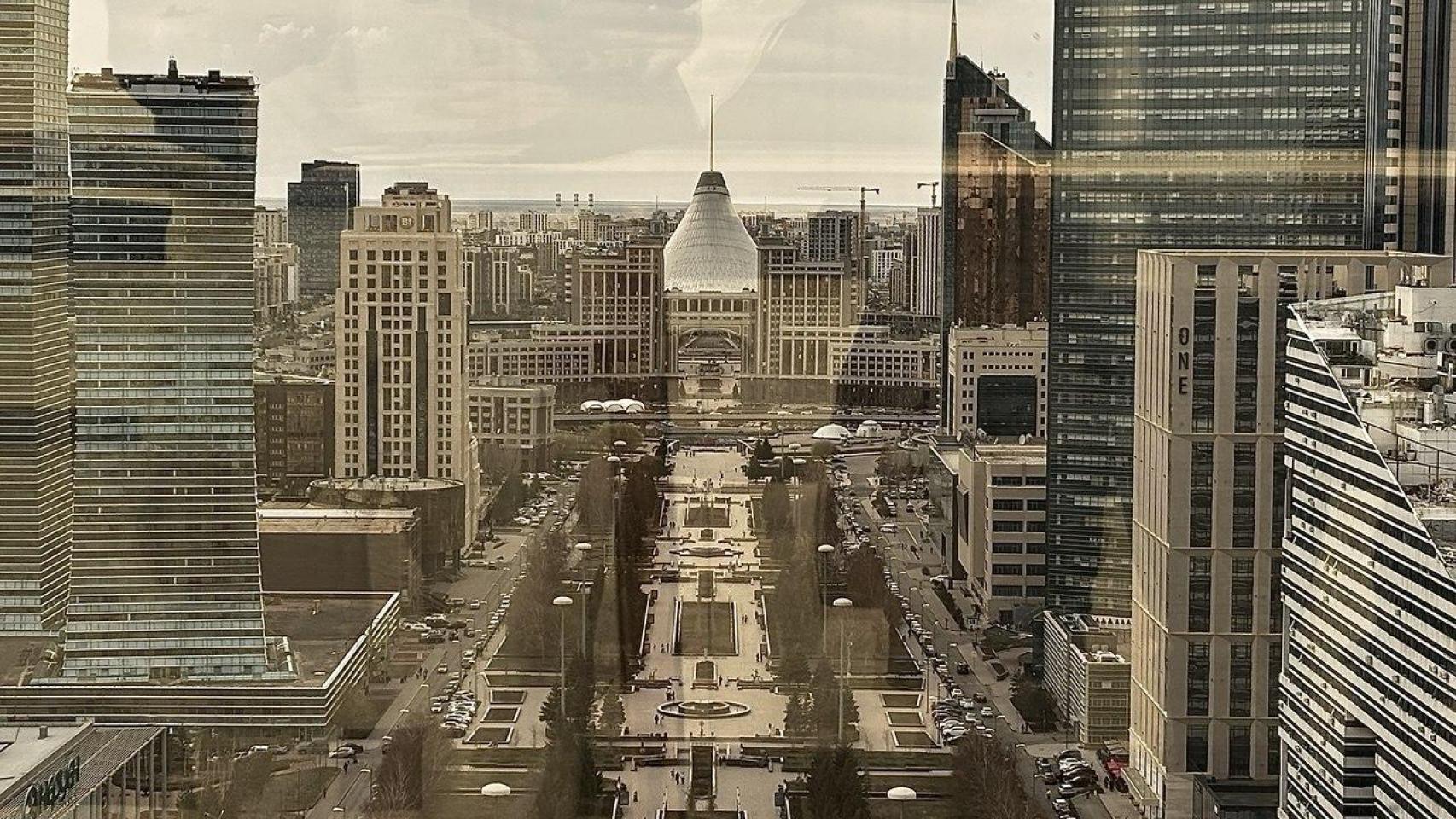 El país que tiene todo lo que Europa necesita: Kazajistán, el petroestado que busca ser verde, encerrado entre Rusia y China