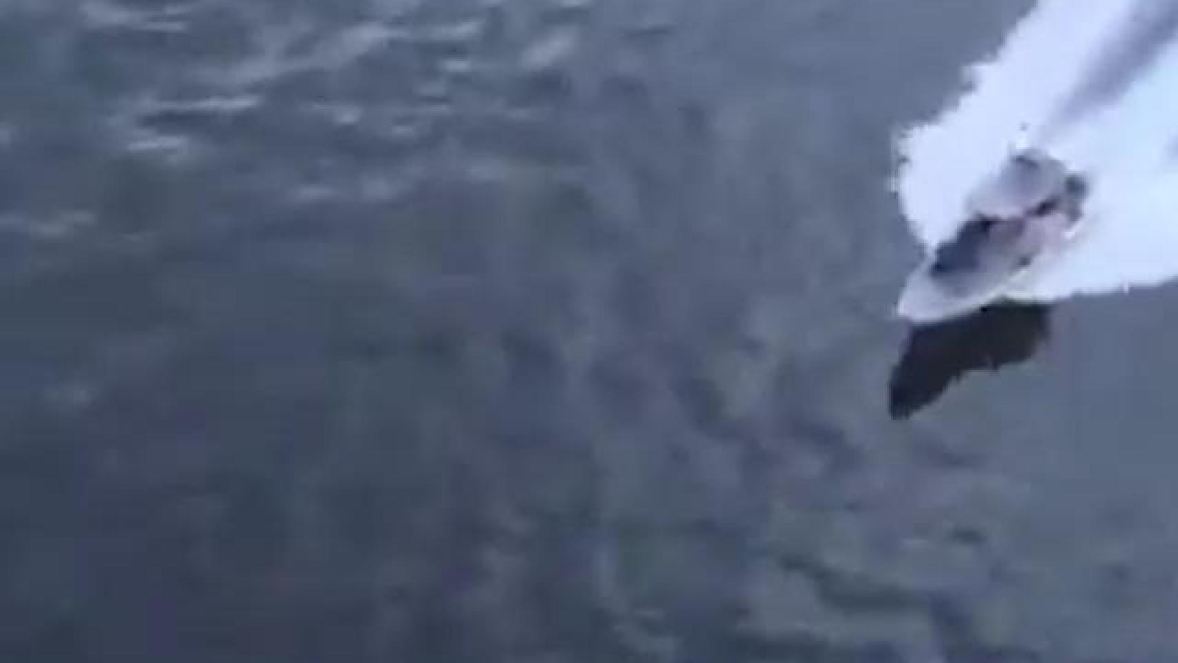 Pasamontañas, fusiles de asalto y música épica: Irán difunde un vídeo (de película) de la captura de dos buques en Ormuz