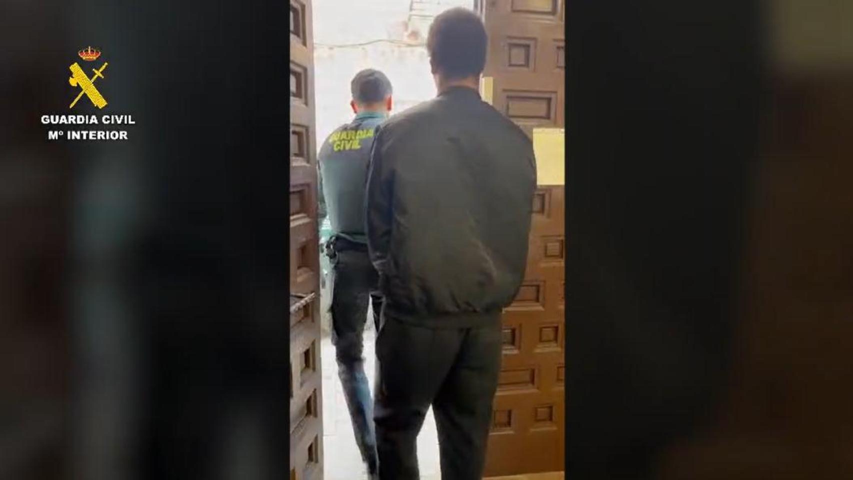 Dos detenidos por atracar con un táser y una defensa extensible en Mocejón: una de las víctimas perdió un diente