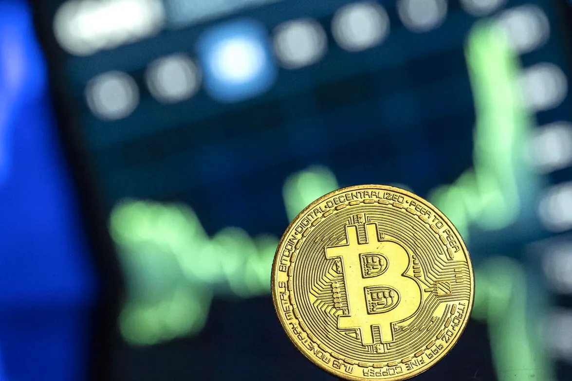 ETF, futuros y DATs elevan al 30% la remontada del bitcoin