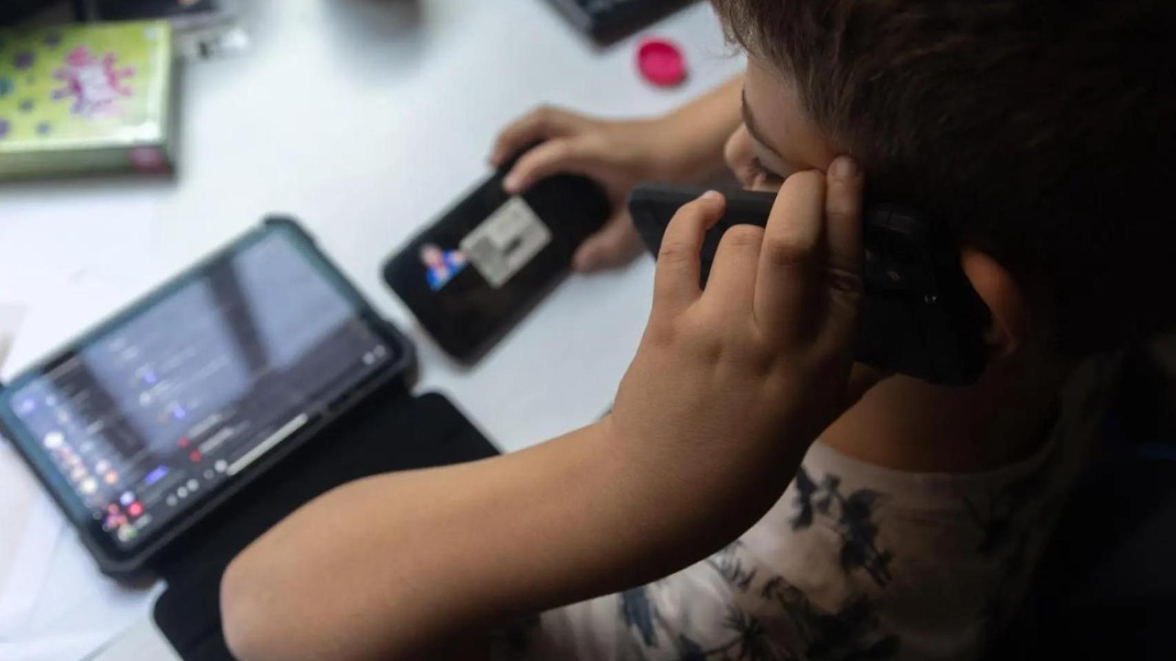 Usar pantallas de los 9 a los 12 años duplica los niños con mala comprensión lectora: tendrán más riesgo para su salud mental