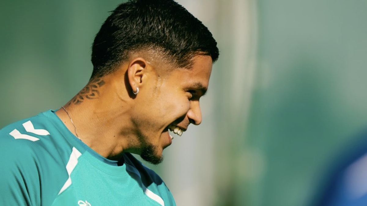 Cucho y Diego Llorente se entrenan con el grupo en la última sesión antes de recibir al Real Madrid