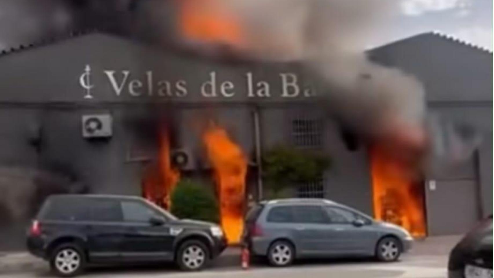 Importante incendio en la nave de Velas de la Ballena en Marbella: hay al menos tres heridos