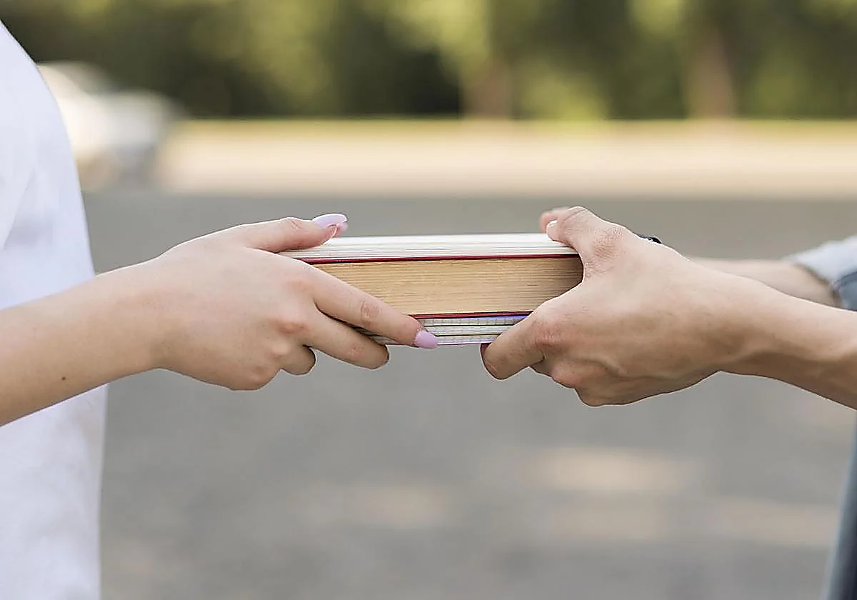 SUR hosts book exchange event with music and drinks in Malaga on Thursday