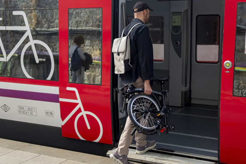 Renfe quiere que uses una bici plegable cuando te montes en tren. Para ello ha anunciado un servicio de suscripción desde 41 euros