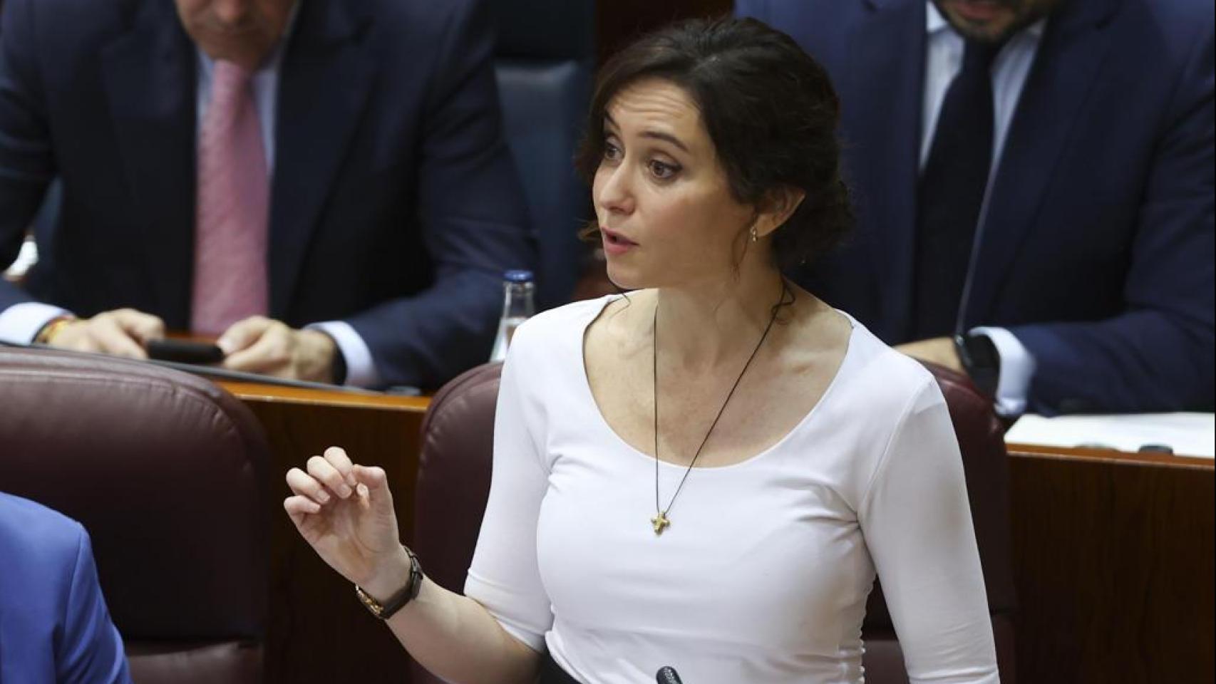 Ayuso defiende ante Vox que "ninguna persona extranjera deja a ningún español fuera de absolutamente nada"