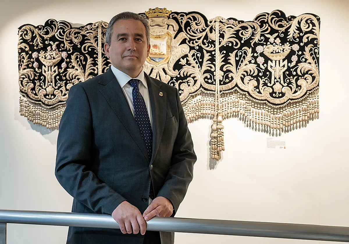 El hermano mayor de la Misericordia: «El gran proyecto patrimonial es el nuevo manto de la Virgen del Gran Poder»