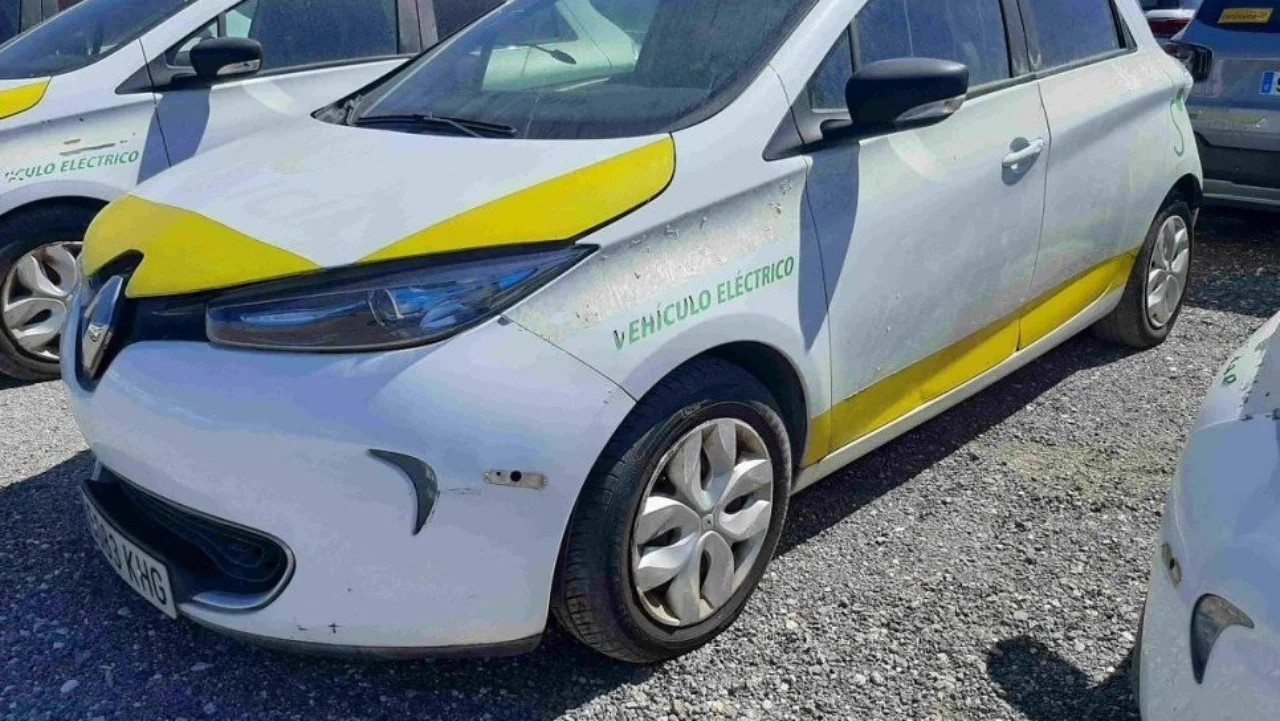 Motos desde 60 € y coches eléctricos desde 750 €, el Ayuntamiento de Madrid saca a subasta gran parte de su parque de vehículos