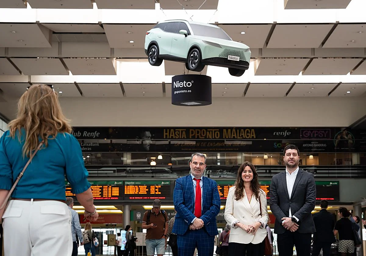 Grupo Nieto presenta en en Vialia Málaga su nueva identidad con un coche suspendido del techo