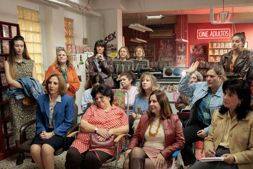 Hoy llega a Prime Video la serie sobre un videoclub porno con la que Amazon quiere establecer su propia 'Machos Alfa'