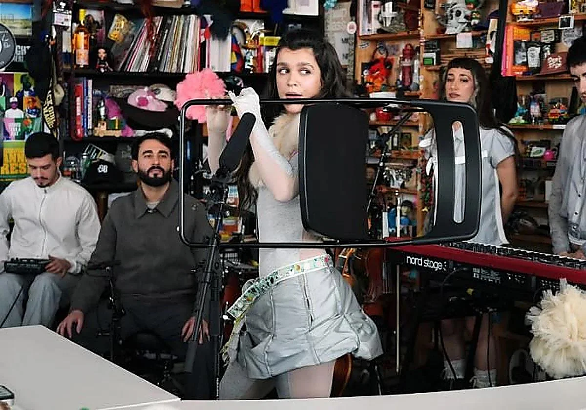 Amaia y la silla-flauta que aprendió a tocar con Xavier Lozano, que hace música con vallas, muletas, ladrillos, una bici...