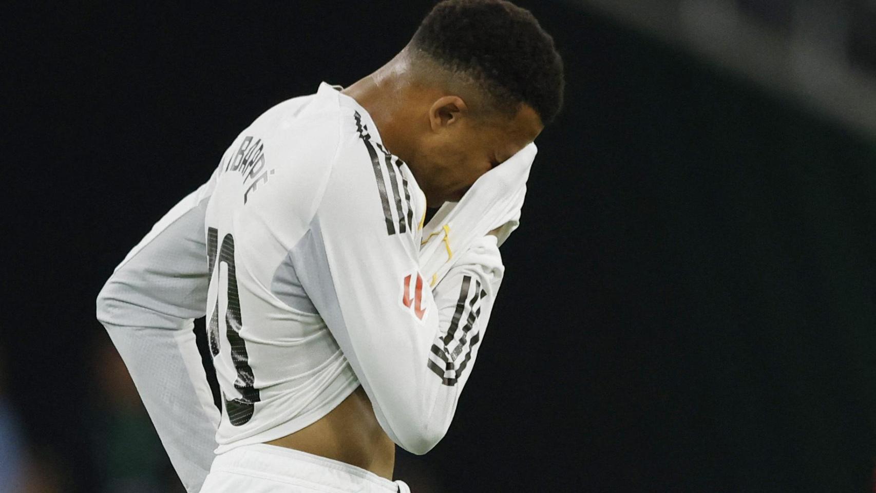 El Real Madrid se queda sin opciones de pelear por La Liga ante el Betis: Hector Bellerín en el 93' provoca otro tropiezo