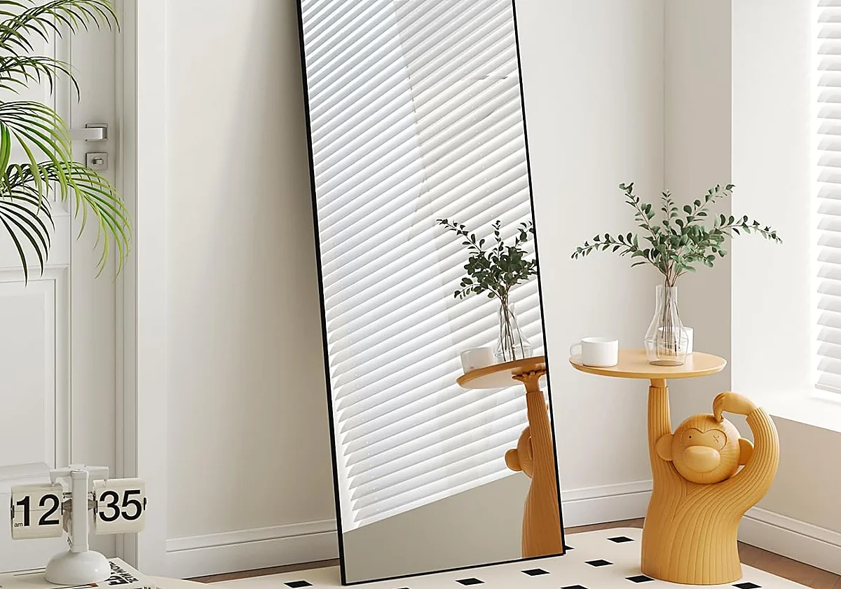 Estos espejos grandes para salón y dormitorio dan amplitud y son ideales para decorar