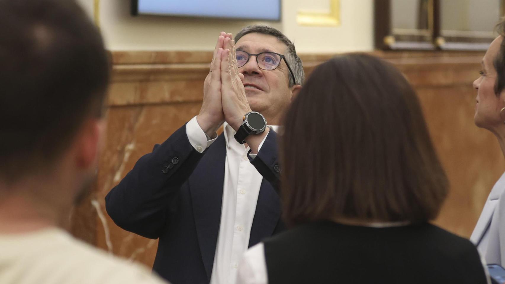 Patxi López fue el primer líder autonómico que endureció las ayudas a inmigrantes: triplicó el tiempo exigido de residencia