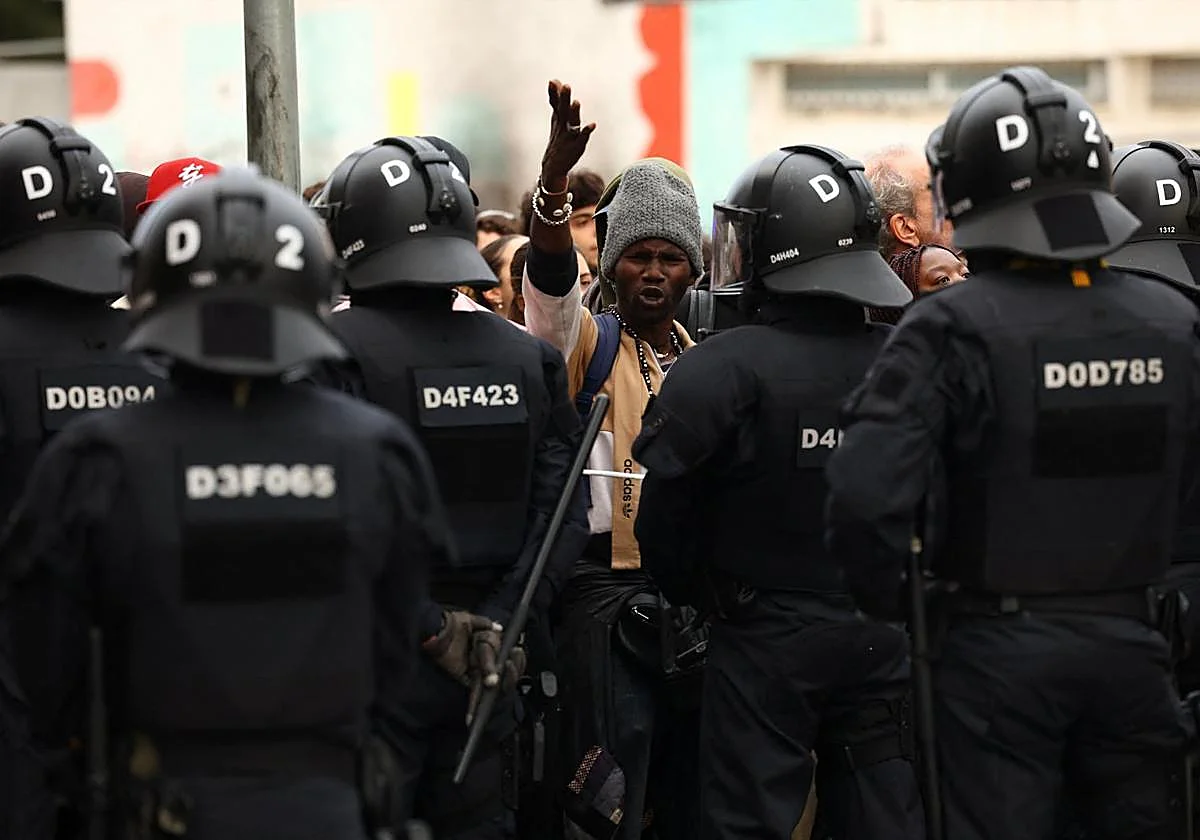Los Mossos desalojan un antiguo instituto de Badalona ocupado por 400 personas