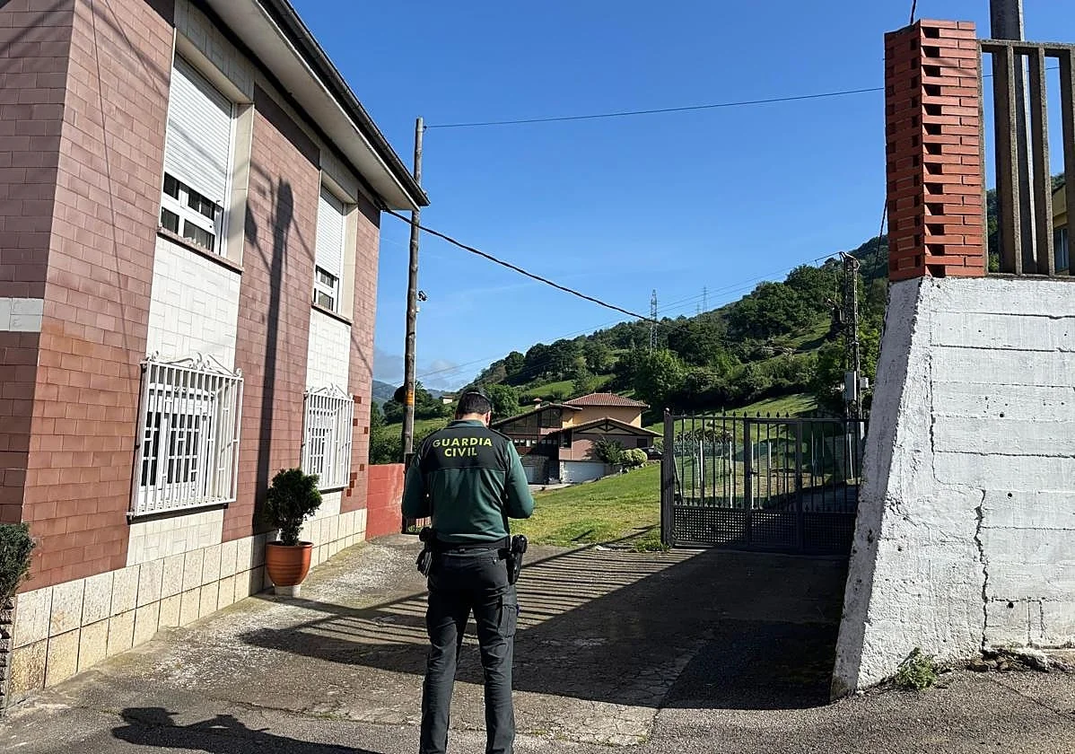 Hallan a un hombre muerto y a su esposa gravemente herida por disparos en su casa de Asturias