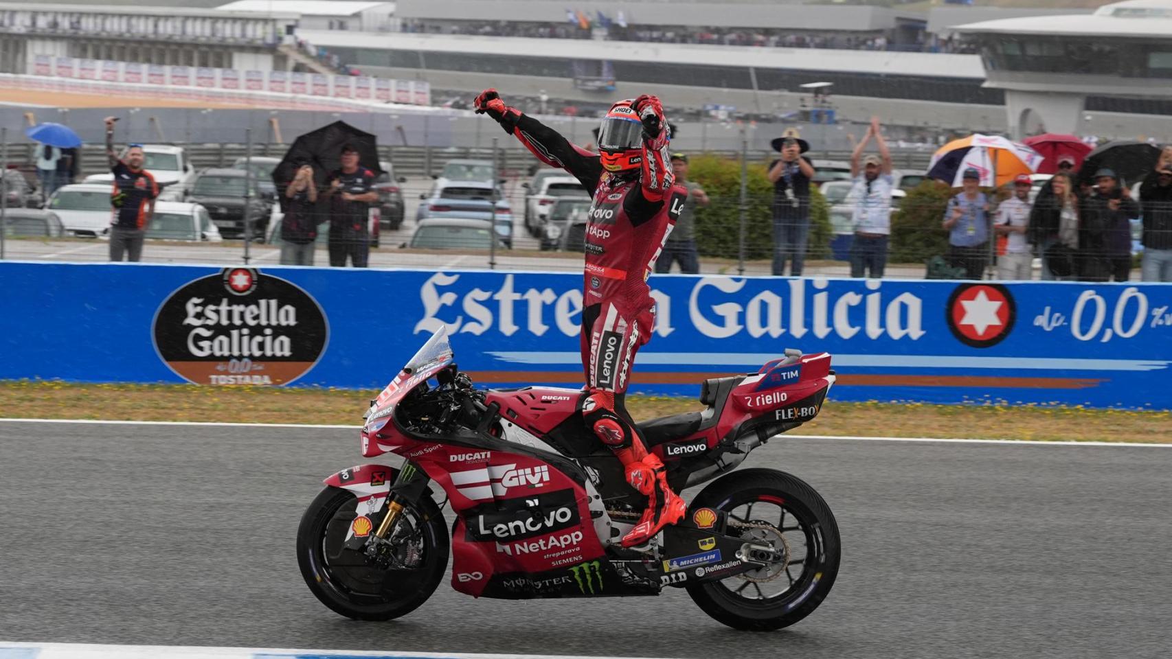 Marc Márquez, la lluvia y la suerte: su propia caída le permite ganar en Jerez