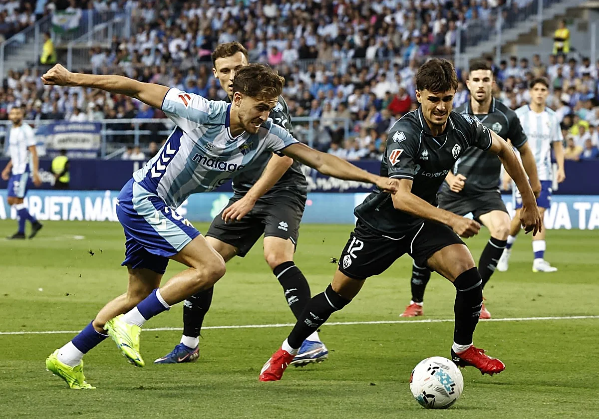 El Málaga da un paso atrás en casa, pero no tira la toalla (2-3)