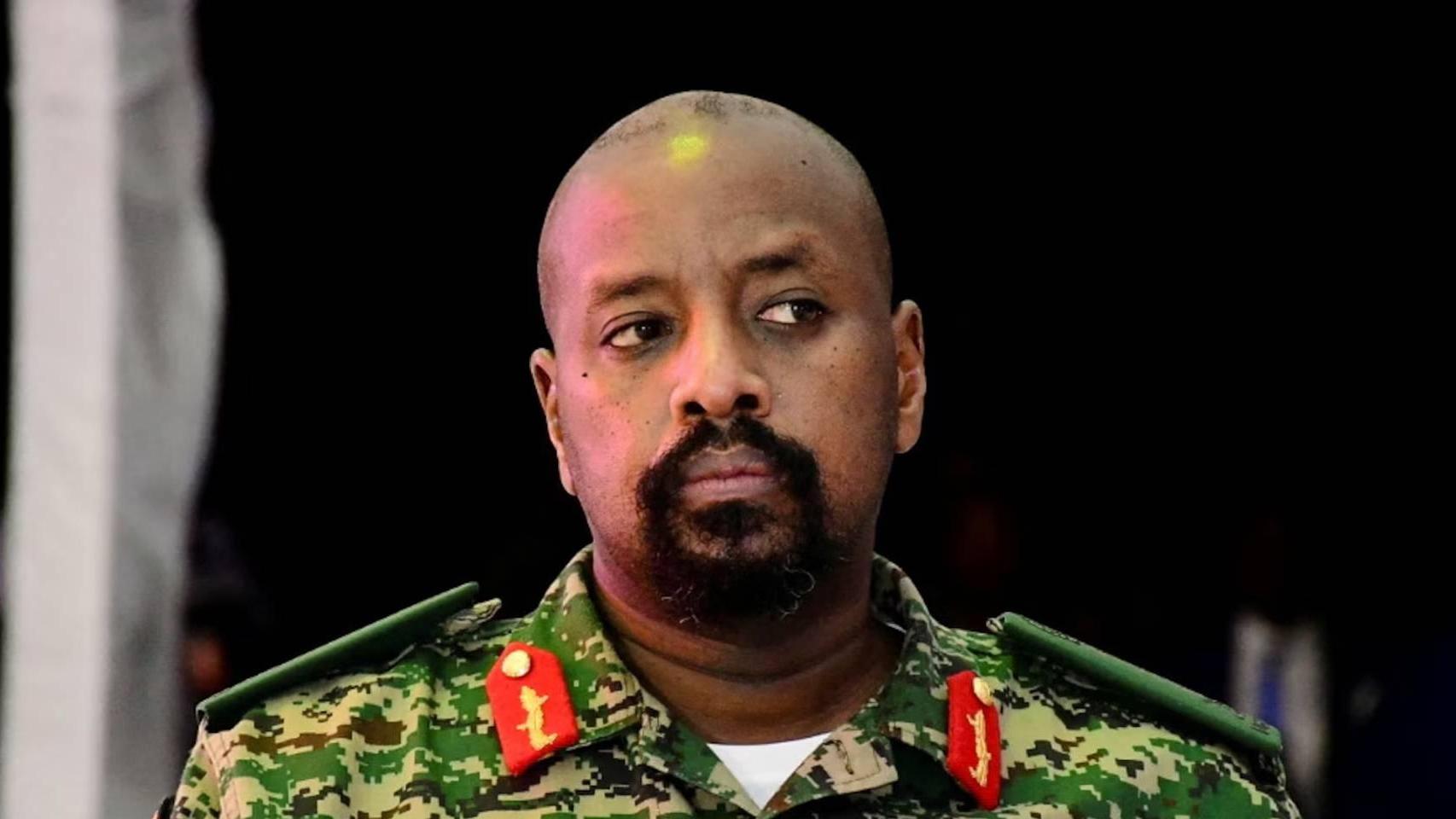 El jefe del Ejército de Uganda reclama a Turquía una factura de mil millones y a "su mujer más bella" por combatir la yihad