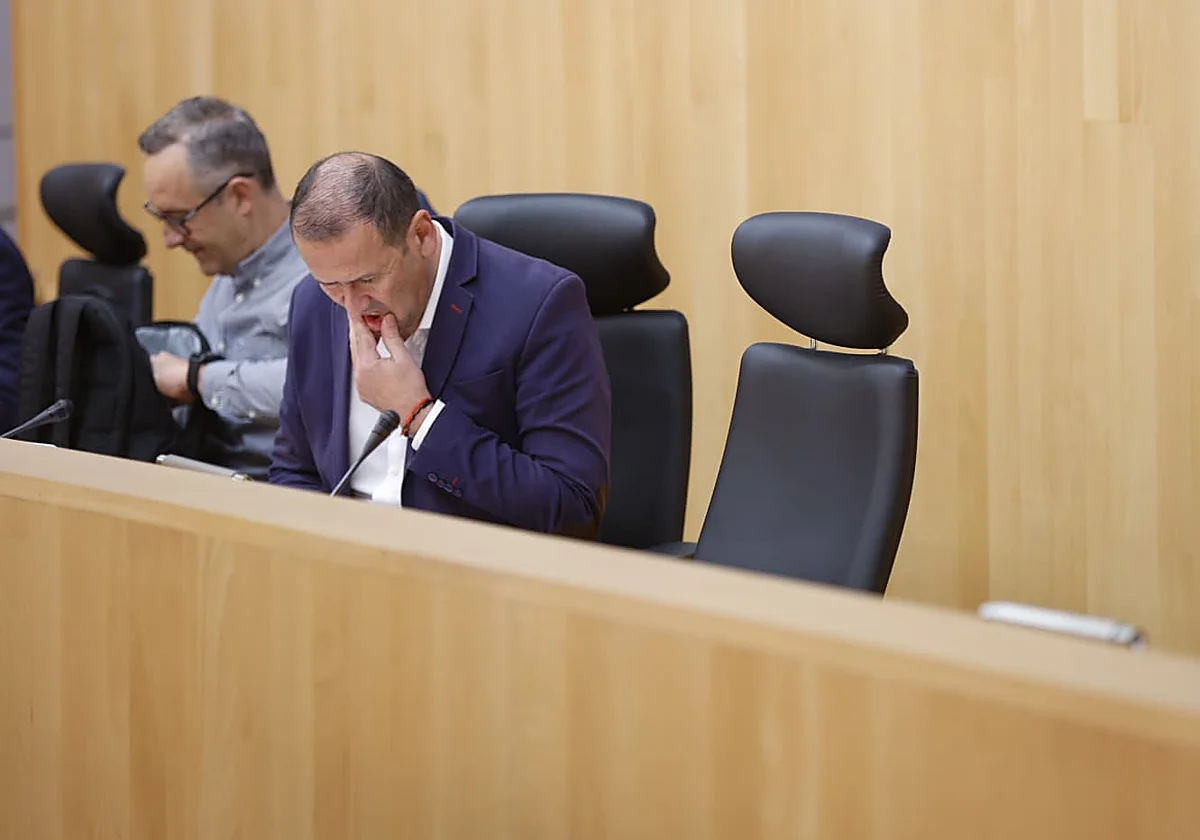 El escaño vacío de Antonio Navarro en el pleno de la Diputación de Málaga