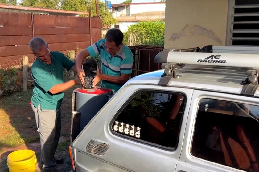 Un mecánico cubano ha convertido su coche para funcionar con carbón vegetal porque la gasolina ya no es una opción