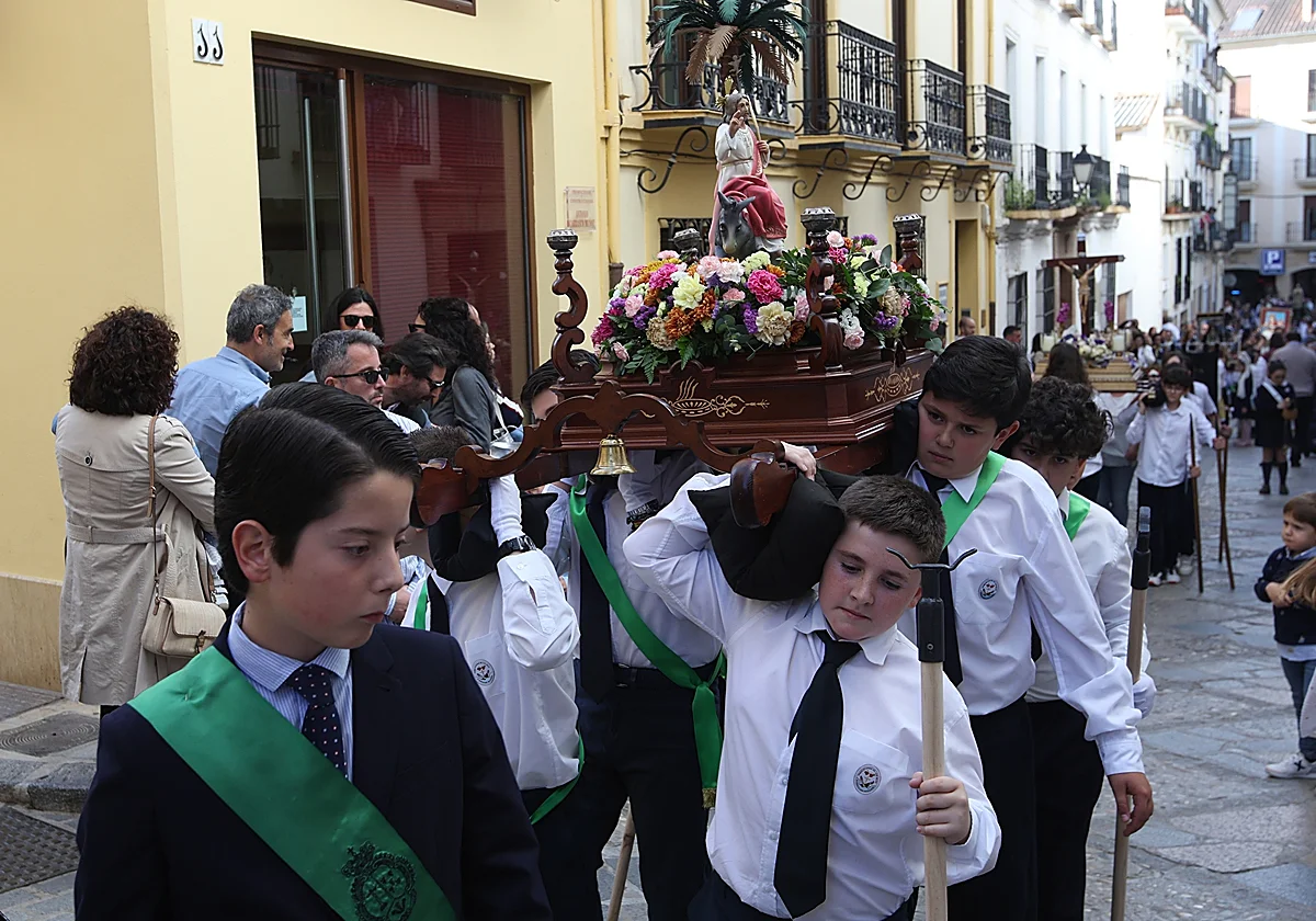 Medio millar de niños forman su procesión de tronos chicos en Antequera