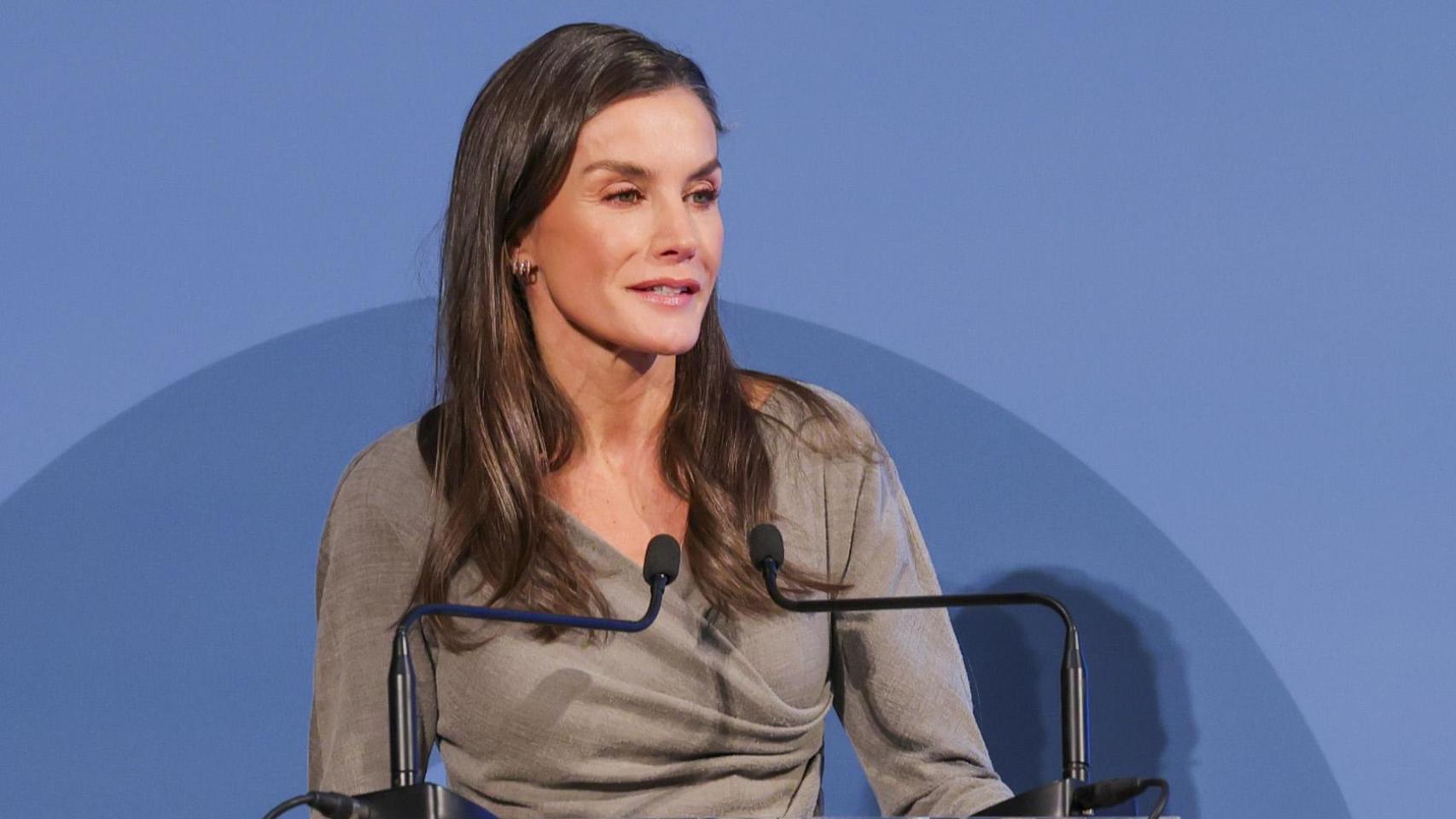 Letizia toma la palabra en la moda circular: repite su aplaudido vestido de Cortana con un toque diferente