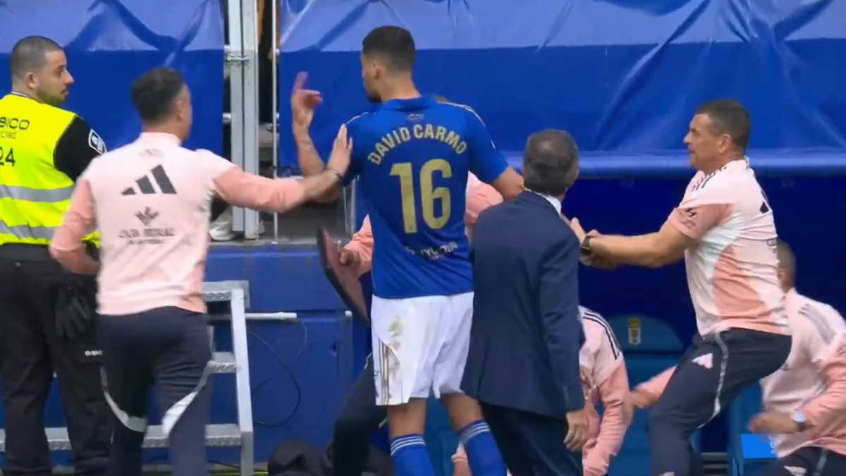 Alta tensión en Oviedo: David Carmo se encara con la grada en el cambio