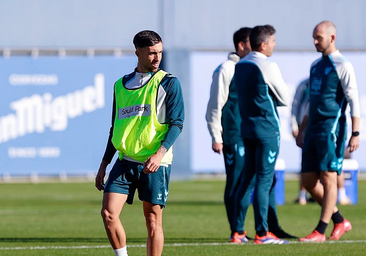 Larrubia se entrena de forma parcial y Dorrio, baja por una lesión muscular