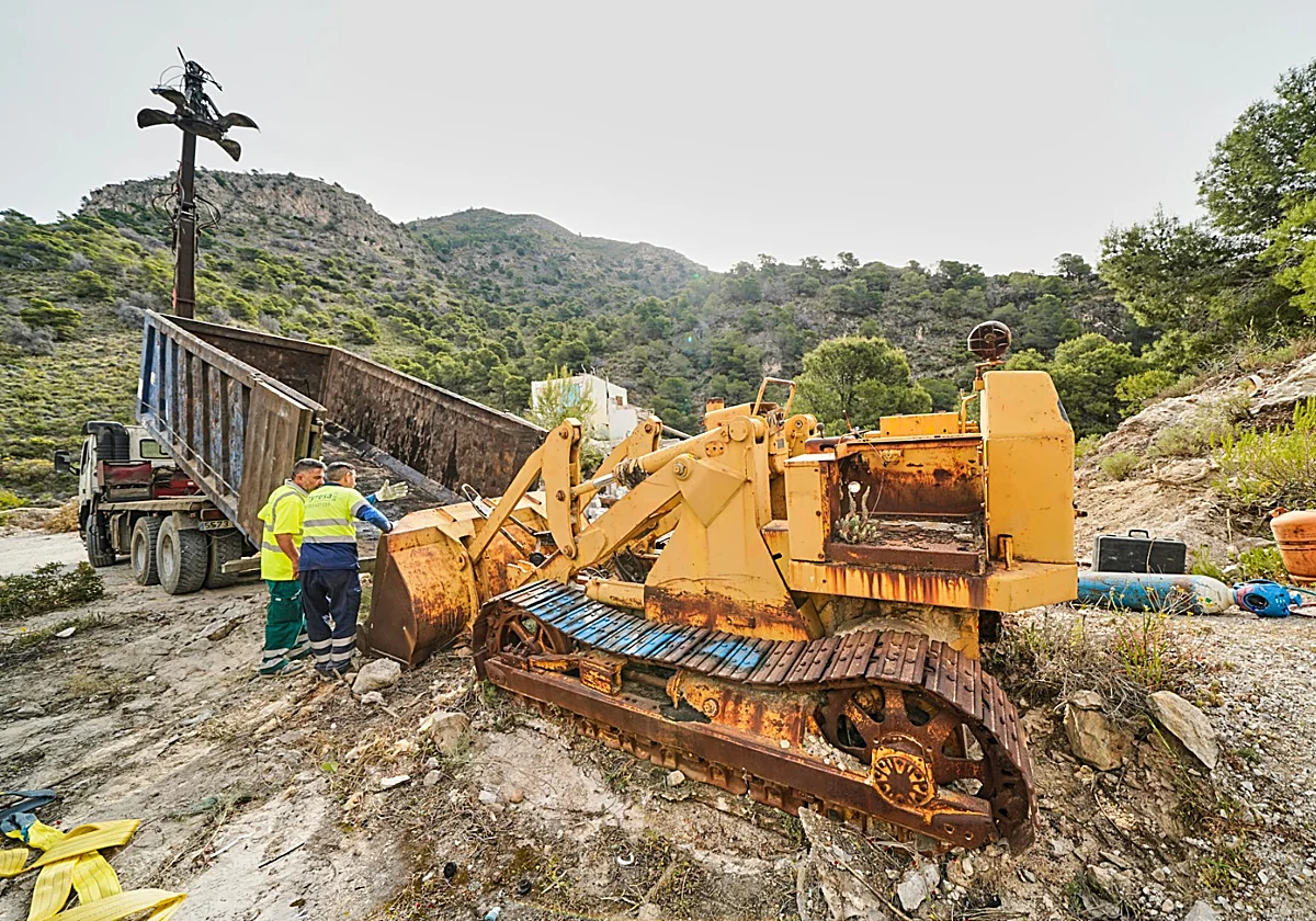 Comienza la retirada de la maquinaria abandonada en una antigua cantera de Nerja desde hace casi tres décadas