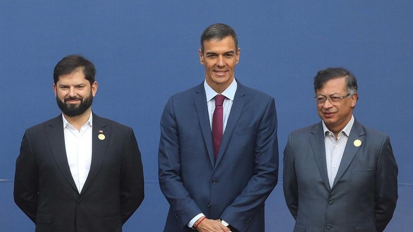 El bandazo internacional de Sánchez le lleva a cambiar los viejos aliados del PSOE en América por los populistas