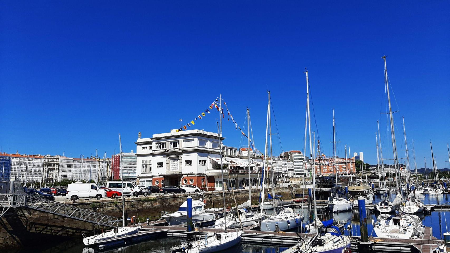 Una persona resulta herida mientras practicaba windsurf en A Coruña