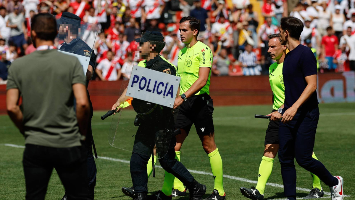 Se arma el lío en Vallecas: el insulto de Isi, Cobeña se encara, Presa también...<br>