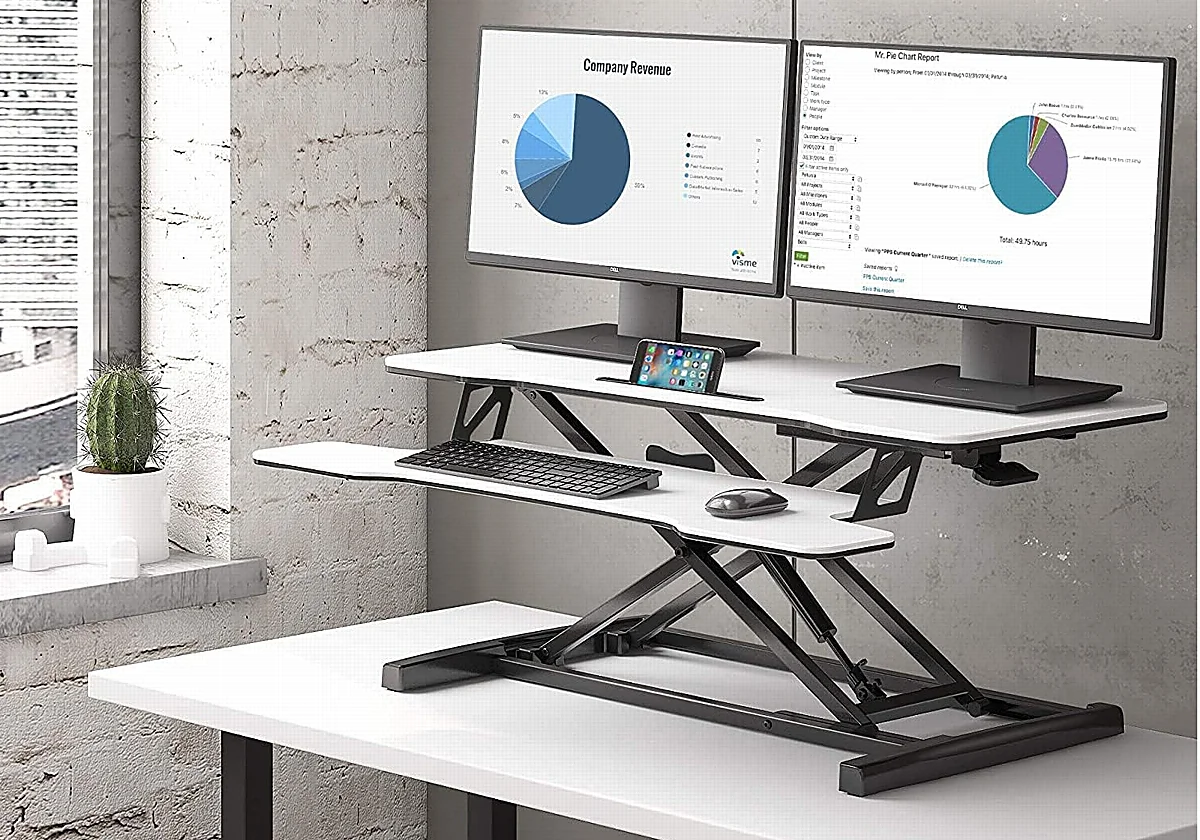 Transforma tu mesa en un escritorio de pie ajustable gracias al convertidor FITUEYES