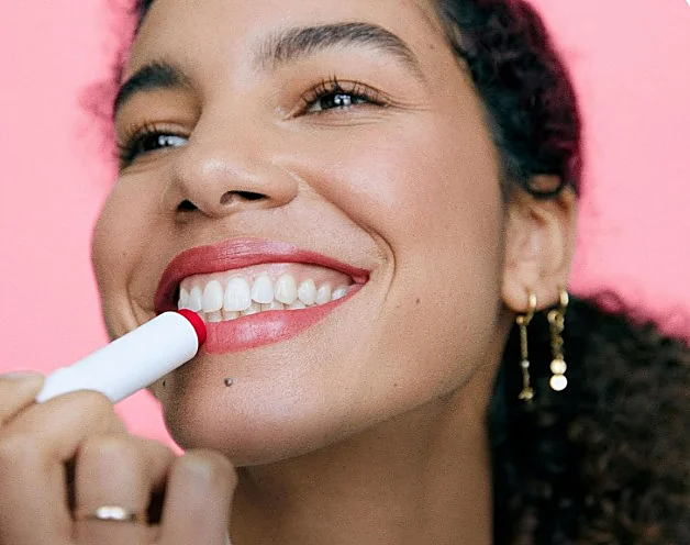 Di adiós a los labios secos con estos bálsamos labiales que hidratan y dan color