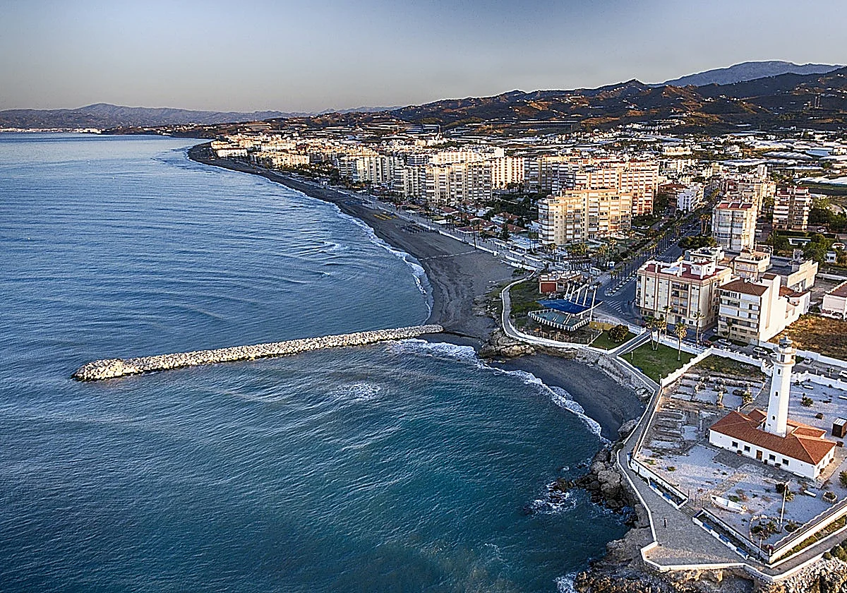 Investigation under way following discovery of dead body on Torrox beach