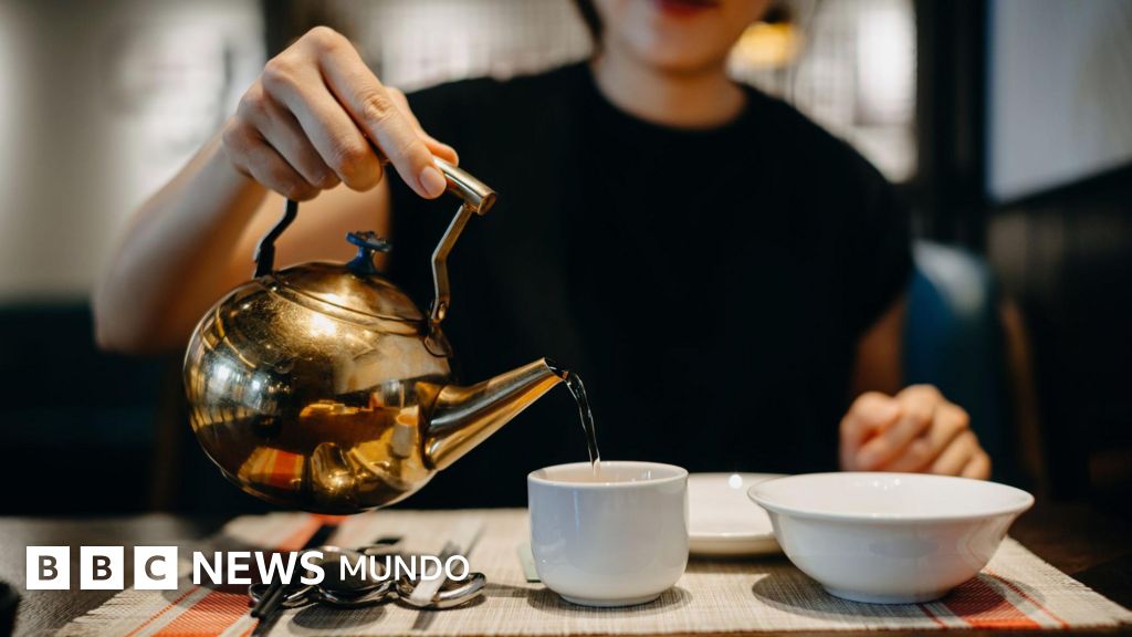Qué beneficios tiene beber agua tibia según la medicina tradicional china (y qué dice la ciencia ante la renovada moda)