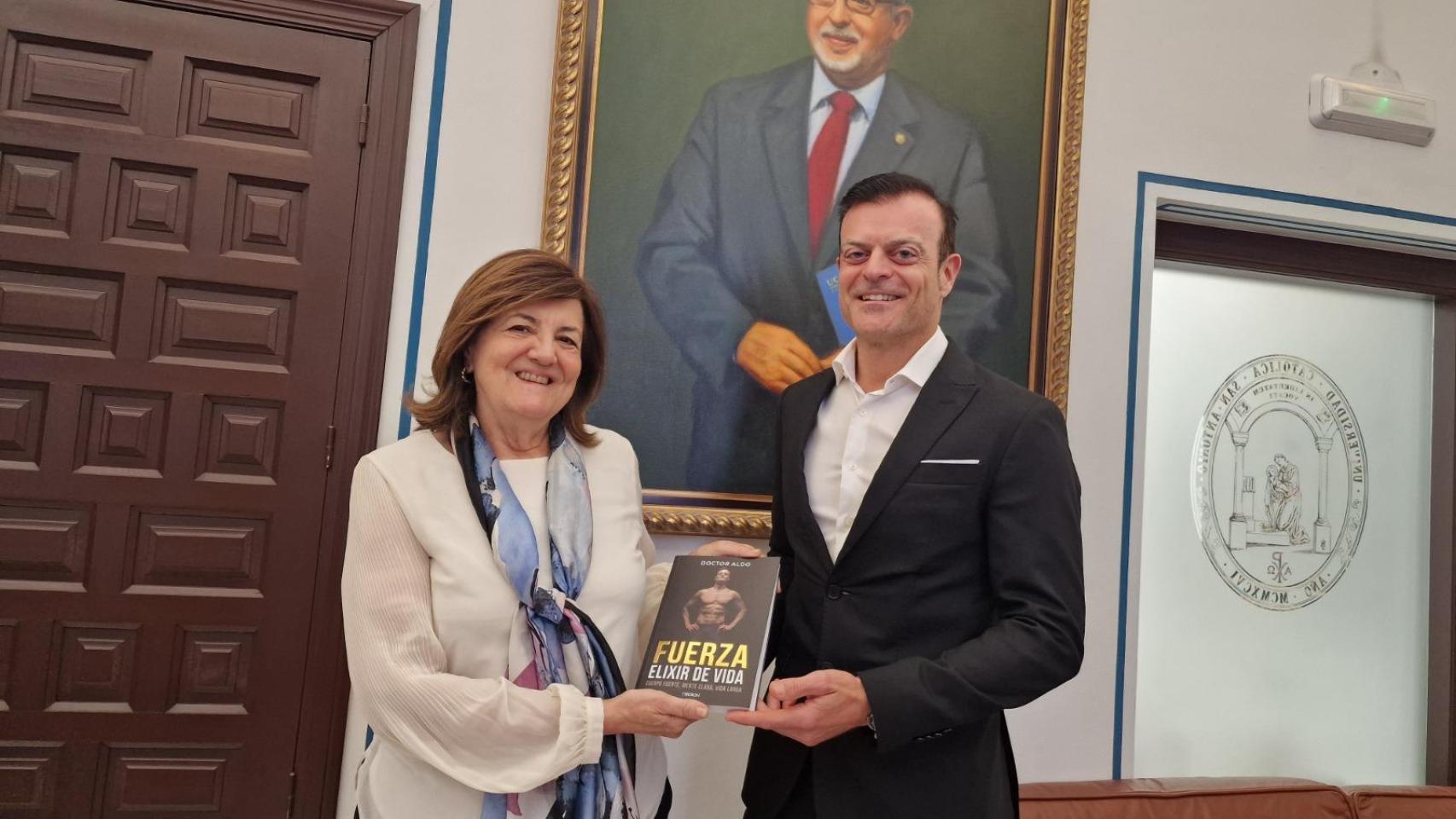 Aldo Martínez, preparador de Ilia Topuria y embajador de la UCAM, presenta su libro: 'Fuerza, elixir de la vida'