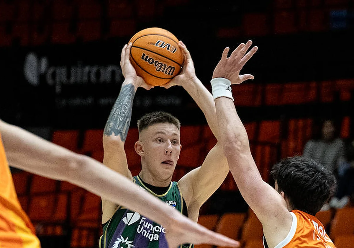 El lituano Butajevas deja el Unicaja para jugar con Florida en la NCAA