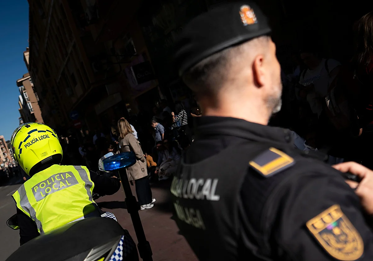 Apuñala a un amigo de su compañero de piso y la policía evita que salte por la ventana en Málaga