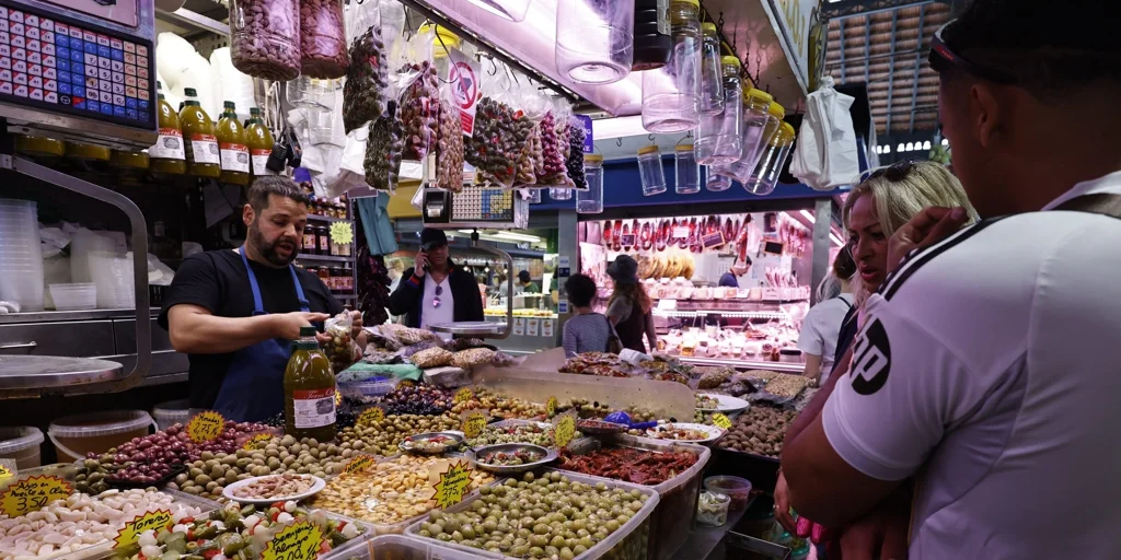 Los comerciantes del mercado de Atarazanas votarán si abren por la tarde
